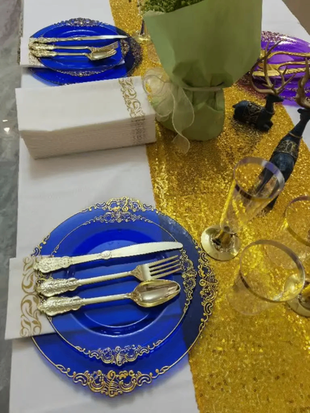 Décor de table élégant en or