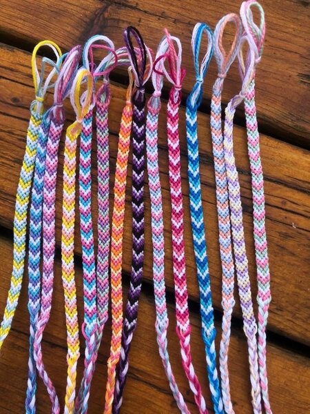 Bracelets d'amitié colorés