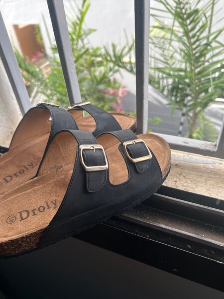 Sandales en cuir noir élégantes