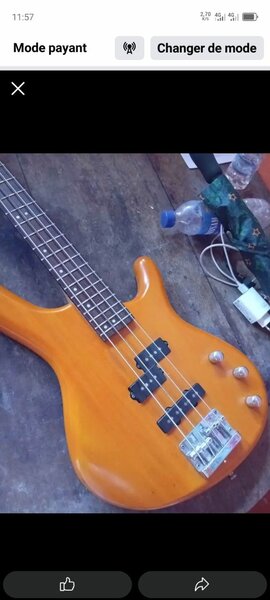 Guitare basse en bois naturel