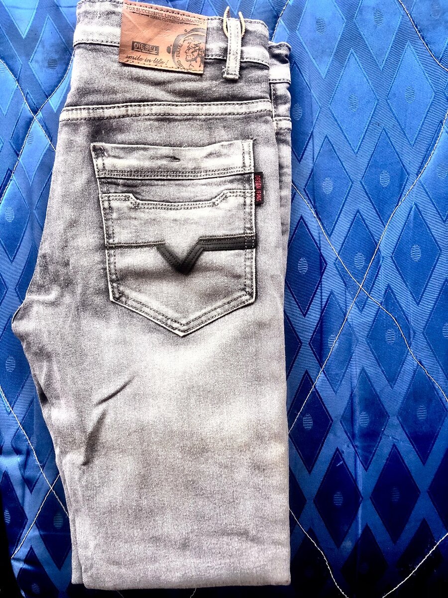 Jeans délavés homme modernes