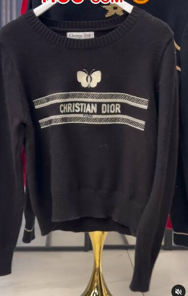 Свитер черный с надписью Christian Dior