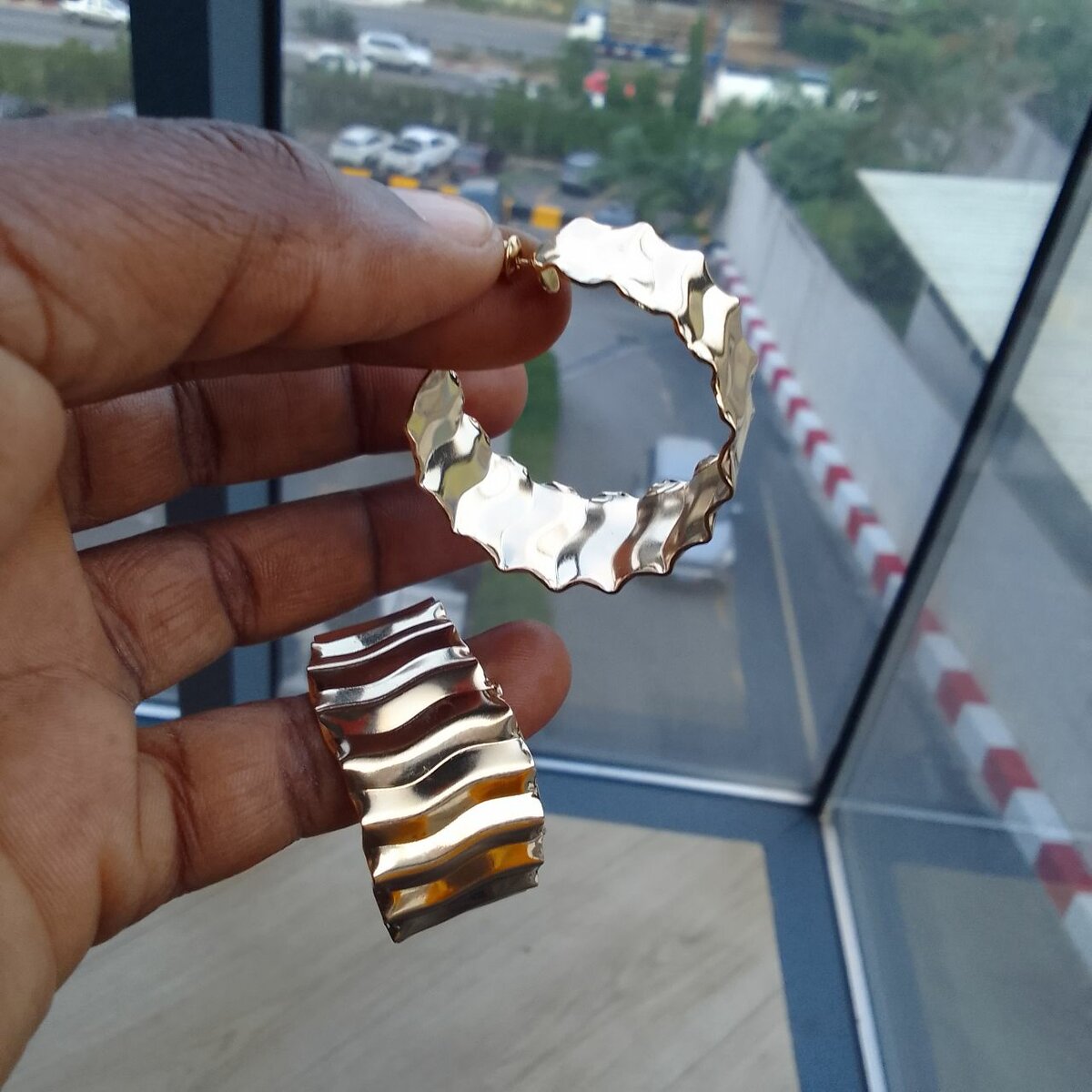 Boucles d'oreilles dorées modernes