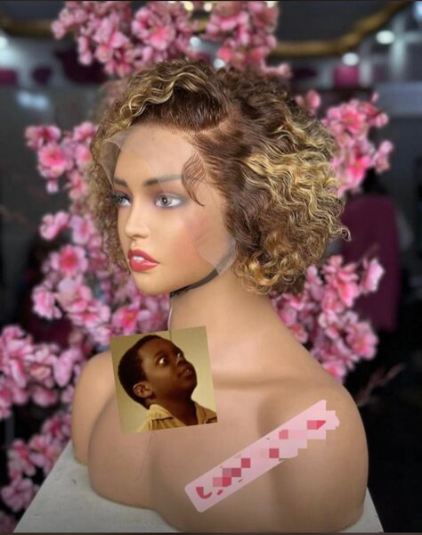 Perruque bouclée courte naturelle