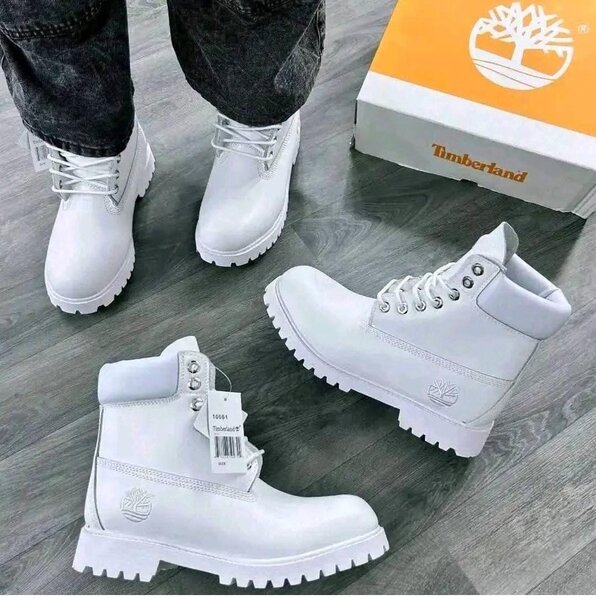 Bottes blanches et bleues robustes