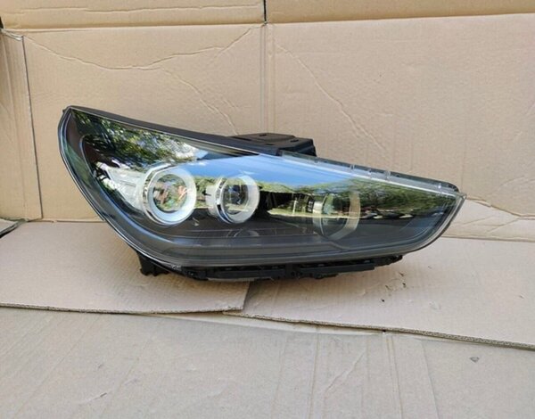 Phare avant de voiture