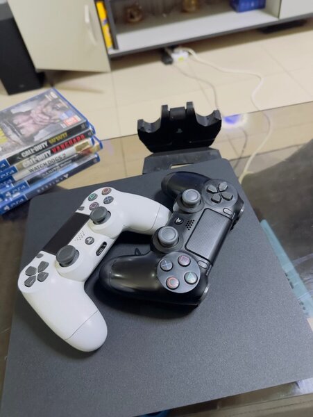 Play station 4 with 12 games including 2 original pads