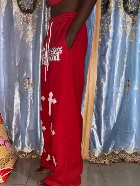 Pantalon rouge à croix stylées