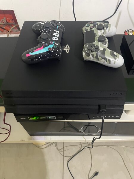 PS4 pro avec deux manettes