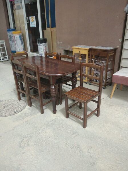 Table à manger plus 6 chaises