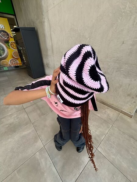 Casquette tricotée noire et rose pour femme