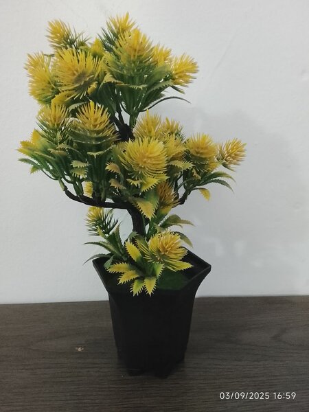 Plante artificielle jaune