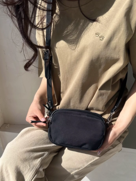 Легкая, удобная кроссбоди сумка STRADIVARIUS черная