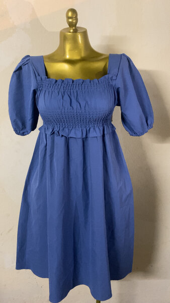 Robe bleue smockée élégante