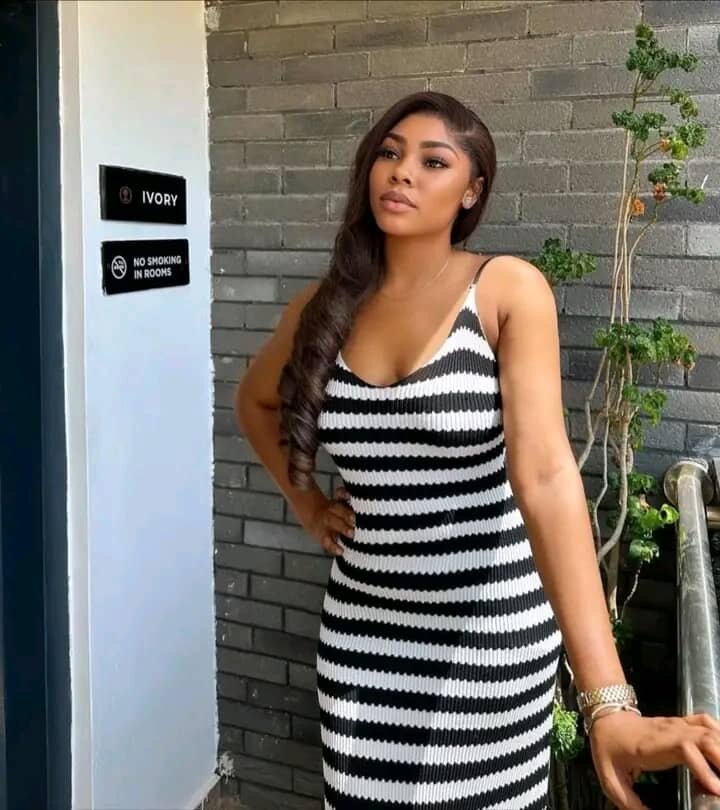 Robe longue rayée élégante