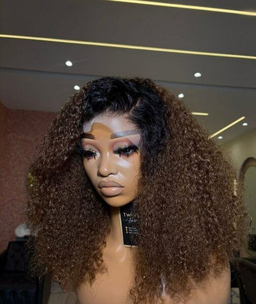 Perruque bouclée naturelle