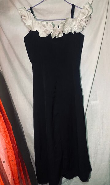 Robe longue noire à volants