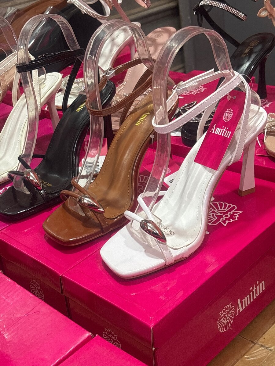 Sandales à talons transparentes