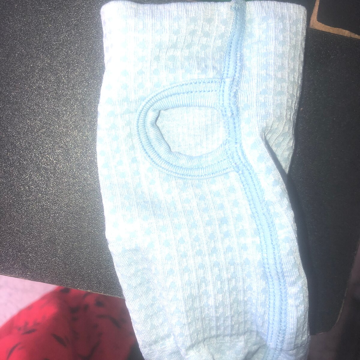 Top fripe avec trou de manche