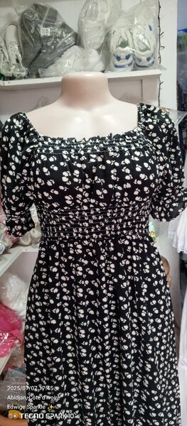 Robe fleurie à manches courtes