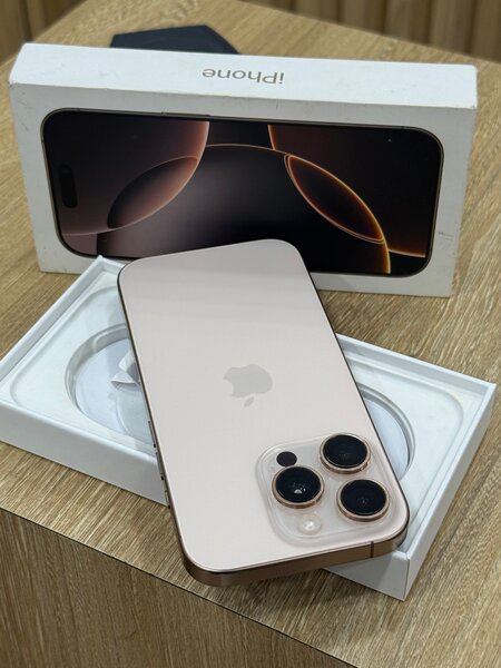 iPhone 16 Pro désert titanium