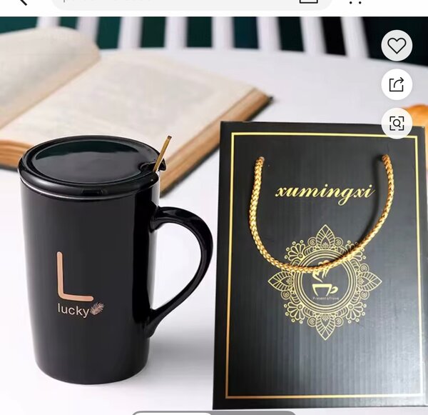 Tasse avec couvercle et sa box