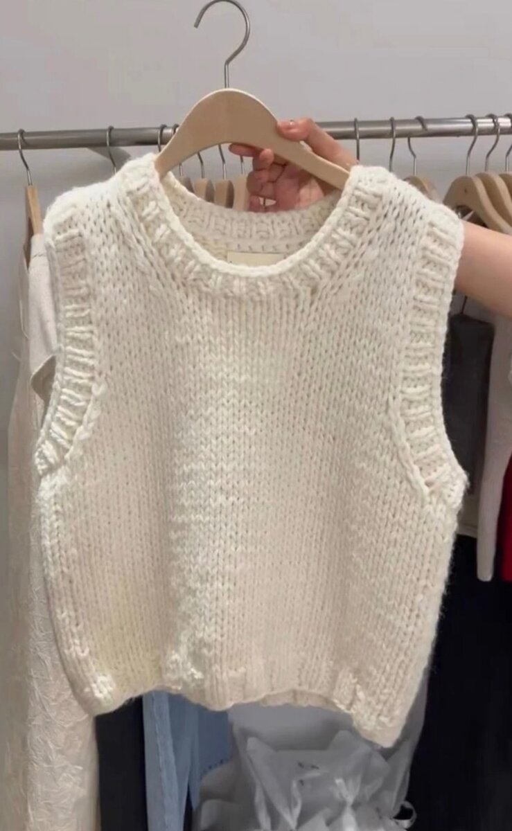 Бежевый вязаный жилет