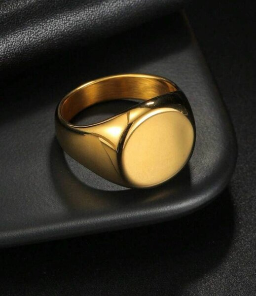 Bague à chevalière dorée