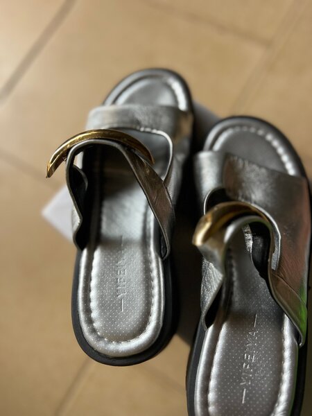 Sandales argentées élégantes