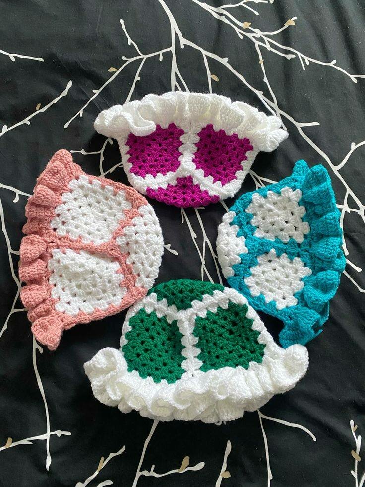 Chapeaux en crochet colorés