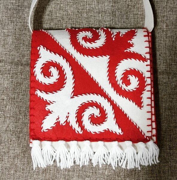 Сумка из фетра с национальным орнаментом