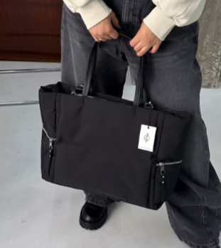 Вместительная сумка от STRADIVARIUS черная