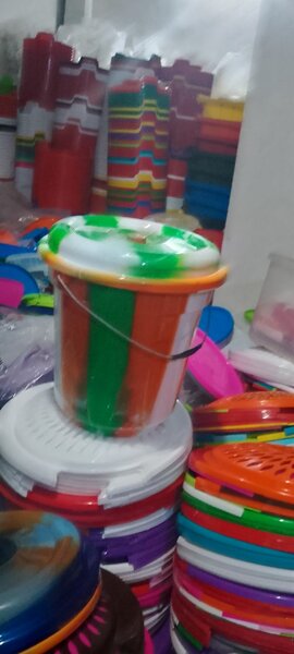 Seau en plastique avec ouvertu