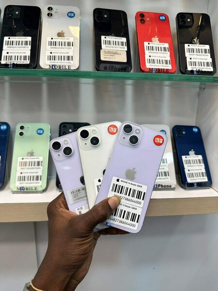 iPhone 12 en plusieurs couleurs