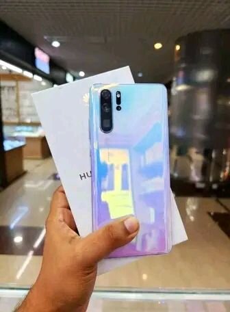 Smartphone moderne avec triple caméra