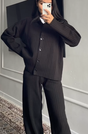 Трикотажная двойка черного цвета. 