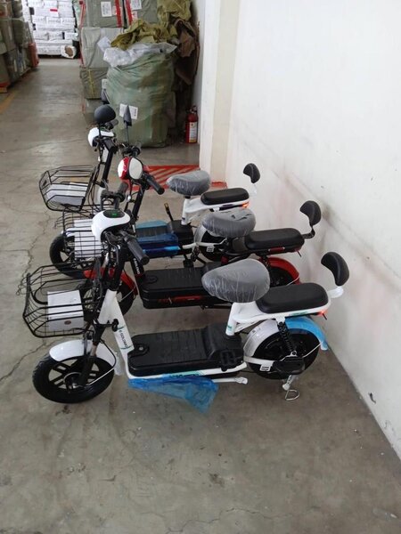 Vélo électrique avec panier