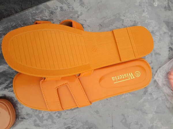 Sandales plates en cuir orange Wisteria