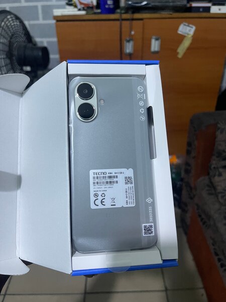 Smartphone Tecno Pova élégant