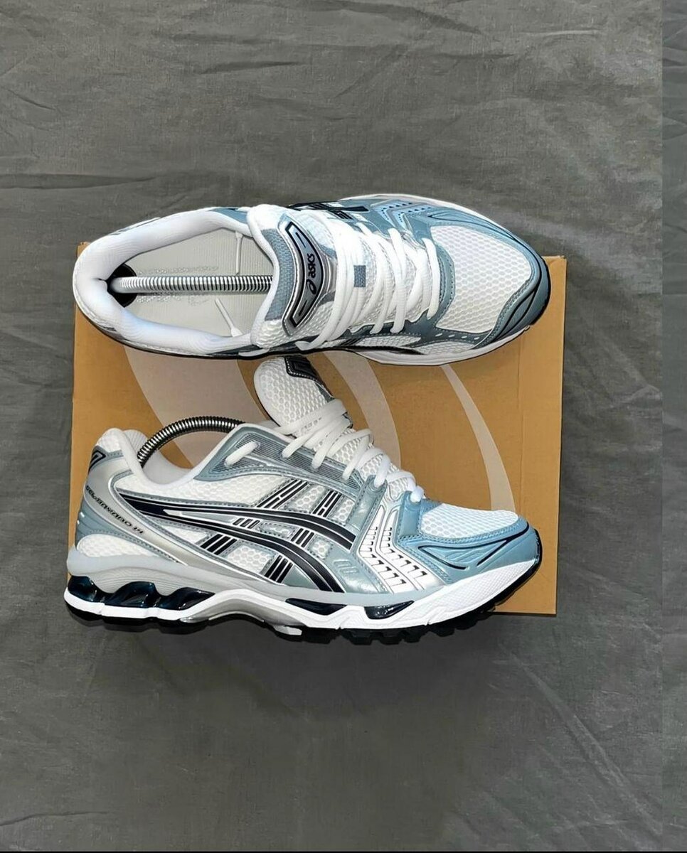 Baskets de sport blanches et bleues