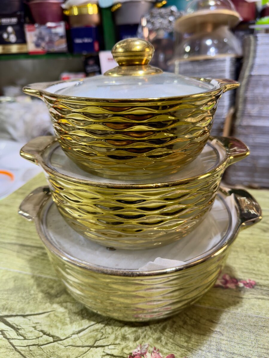 Ensemble de casseroles dorées