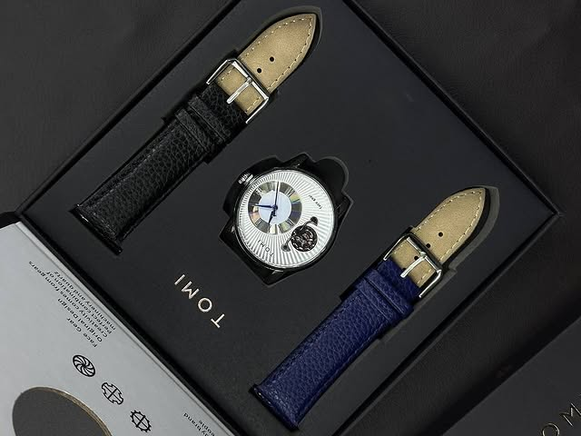 Стильные часы TOMI