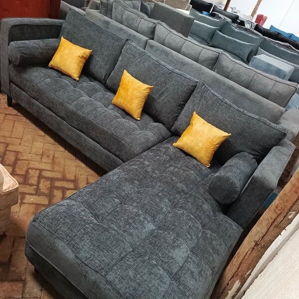 Canapé d'angle gris avec coussins jaunes