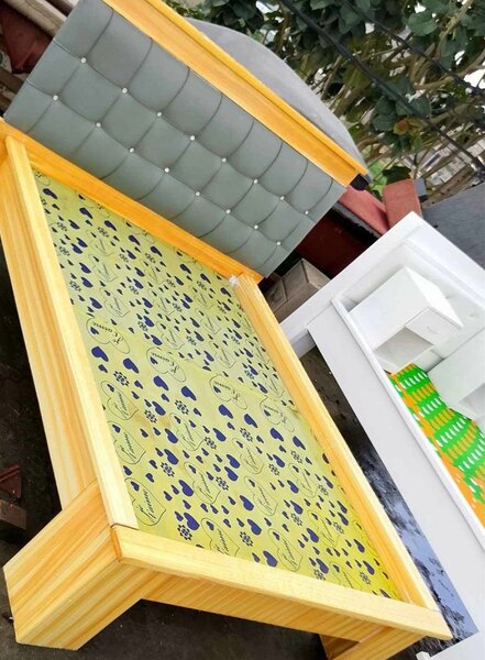 Lits élégants en bois et tissu