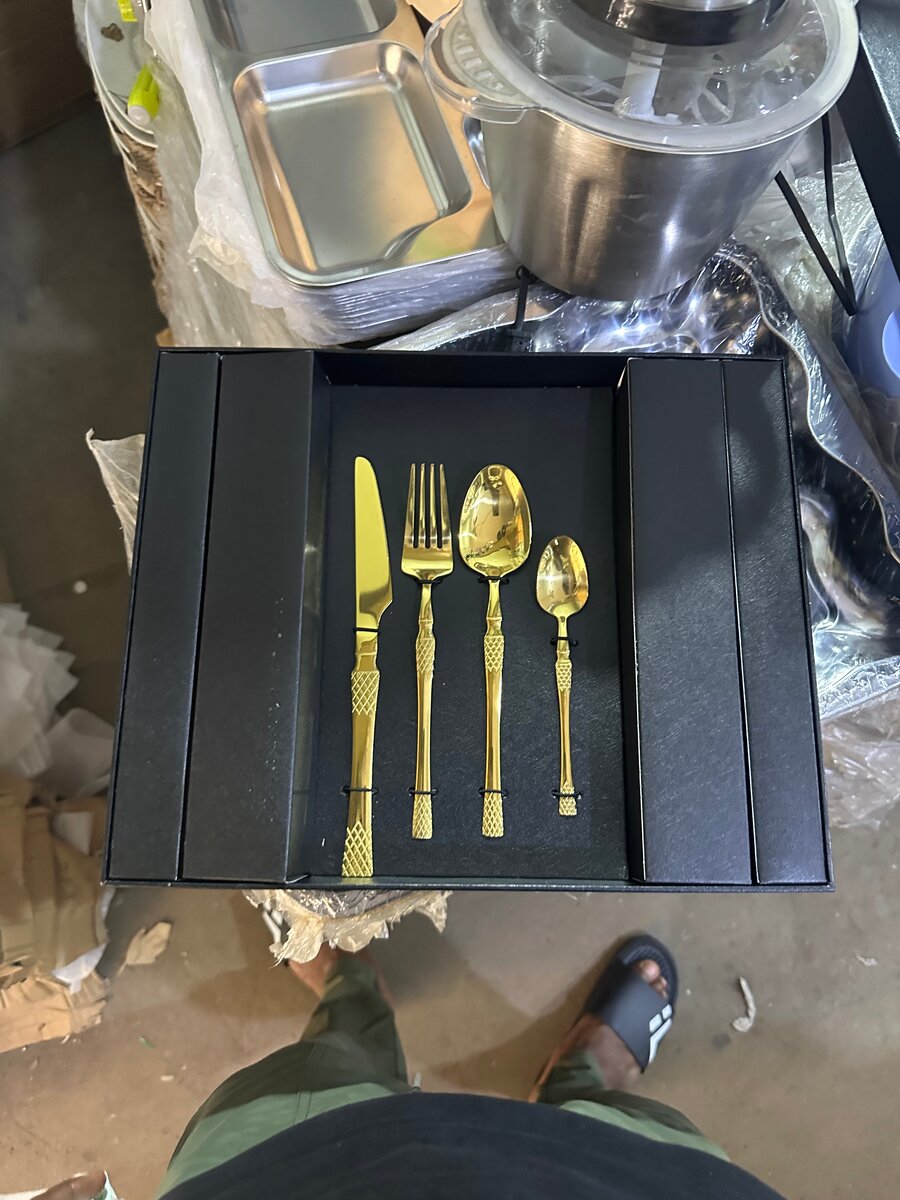 Couverts dorés élégants