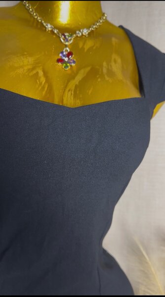 Robe élégante noire féminine