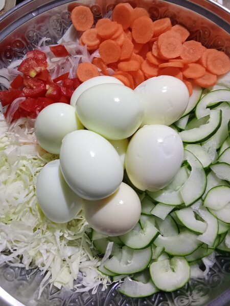 Salade de légumes frais aux œufs