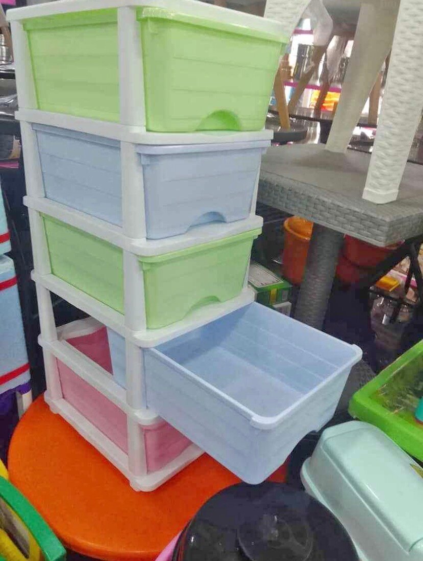 Tour de rangement en plastique