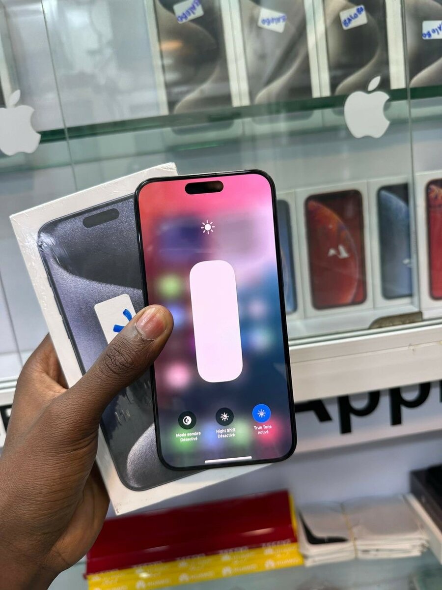 iPhone 15 Pro Max 256go CE quasi neuf