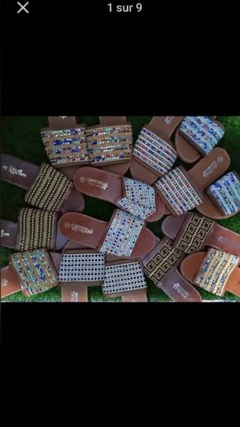 Sandales plates ornées